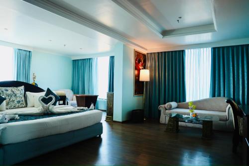 ein Wohnzimmer mit einer Couch und einem Tisch in der Unterkunft The Quilon Beach Hotel and Convention Center in Kollam