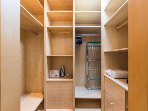 Un vestidor con estantes de madera y una jaula. en Beachfront Sea View 1BR-Jash Falqa- Palm Jumeirah, en Dubái