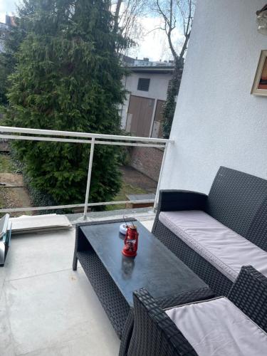 ケルンにあるFamily-friendly apartment in Cologneのパティオ(ソファ、テーブル付)