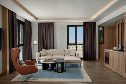 Ein Sitzbereich in der Unterkunft Courtyard by Marriott Dakar Diamniadio