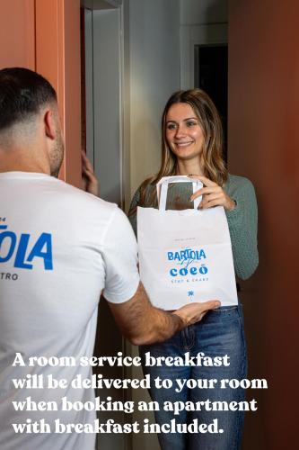 een man en een vrouw met een tas bij Coeo Peña Design Apartments in Málaga