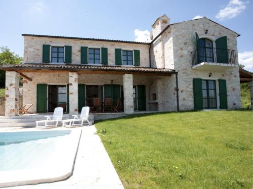 Spacious villa with 10x5m pool, aircon. Rural retreat, stunning views.