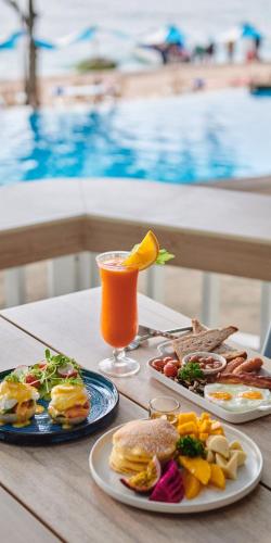 een tafel met twee borden eten en een drankje bij Lub d Koh Tao Tanote Bay in Ko Tao