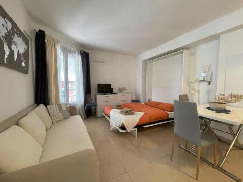 un salon avec un canapé et un lit dans l'établissement Perfect Studio Nice Beach Airport, à Nice