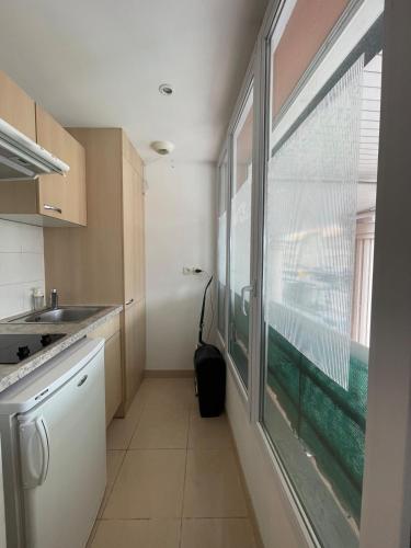 une cuisine avec une grande fenêtre et un évier dans l'établissement Perfect Studio Nice Beach Airport, à Nice