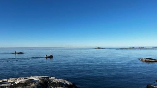 a boat in the middle of a large body of water at Casa Hönö Hästen in Hönö