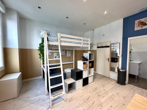 une chambre avec un lit superposé avec une échelle dans l'établissement Abel & Octave - Gare - St Bruno, à Grenoble