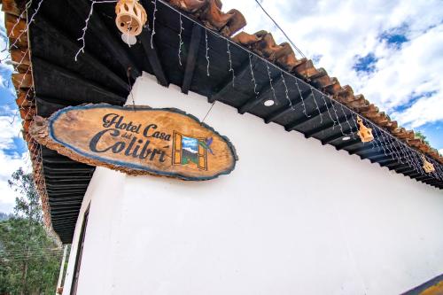a sign on the side of a building at Hotel Casa del Colibri in Güicán