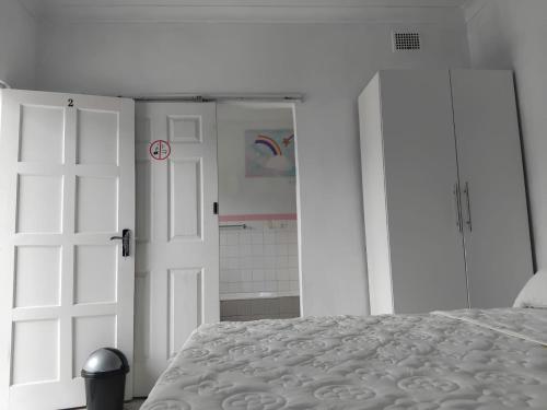 Ένα ή περισσότερα κρεβάτια σε δωμάτιο στο Claremont Secured unit
