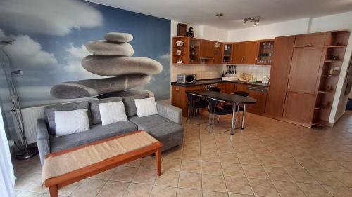 BOK - Central modern 2BR Apt w balcony, FREE INDOOR PARKING!