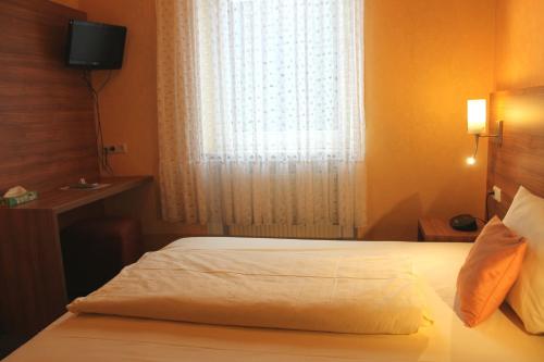 Una cama o camas en una habitación de Zur Lindenau