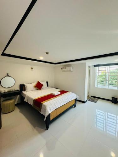 a bedroom with a large bed in a room at Cường Thịnh Hotel in Ho Chi Minh City