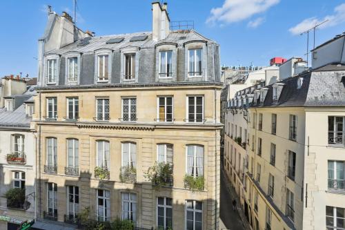 un groupe de bâtiments dans une ville dans l'établissement BnBNova - 2BR - Le Marais & Les Halles, à Paris