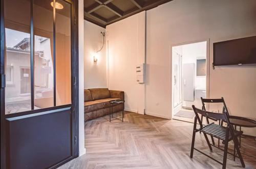 un salon avec un canapé et une table dans l'établissement GEORGIE - Appartement atypique, à Reims