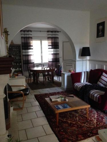 un salon avec un canapé et une table dans l'établissement Un havre de paix, à Fécamp