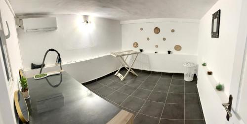 Habitación con bañera y mesa. en Maison spacieuse avec piscine à Sainte-Anne, 250 m², en Sainte-Anne