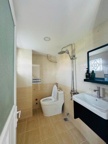 a bathroom with a toilet and a sink at Cường Thịnh Hotel in Ho Chi Minh City
