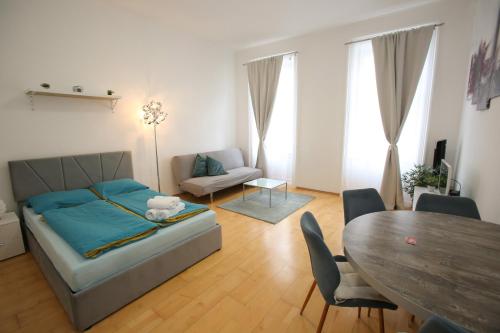 a living room with a bed and a table at Downtown Bliss Modern Retreat with FREE parking and FAST Internet 600 MBits in Vienna