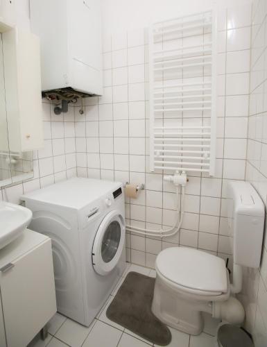 Downtown Bliss Modern Retreat with FREE parking and FAST Internet 600 MBits