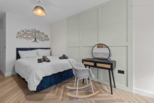 イーストボーンにあるGrande View 7のベッドと机と椅子のある寝室