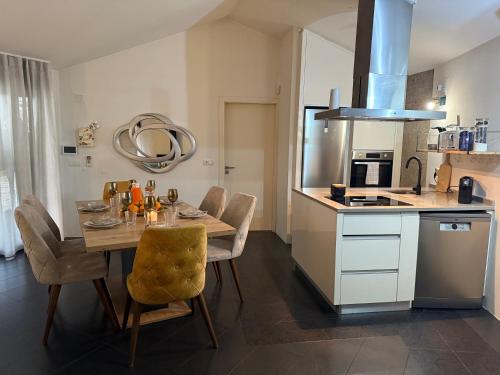 a kitchen with a table and chairs and a kitchen with a stove at Quinta Das Palmeiras in Valpedre
