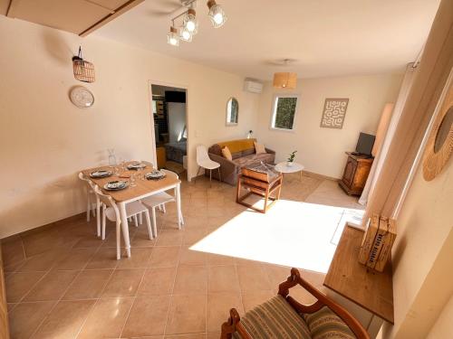un salon avec une table et un canapé dans l'établissement Un endroit où l'on se sent bien, à Roquebrune-sur Argens
