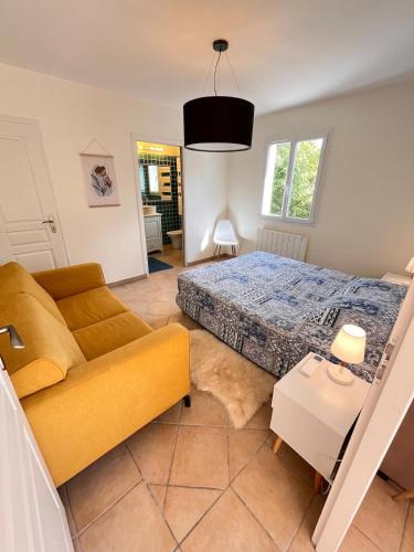 une chambre avec un lit et un canapé dans l'établissement Un endroit où l'on se sent bien, à Roquebrune-sur Argens