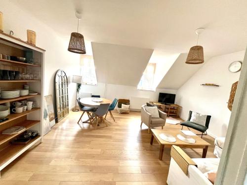 a living room with a couch and a table at Perle Marine Haussmannienne - Lumineux & Calme - Proche Gare & Plage in Dieppe