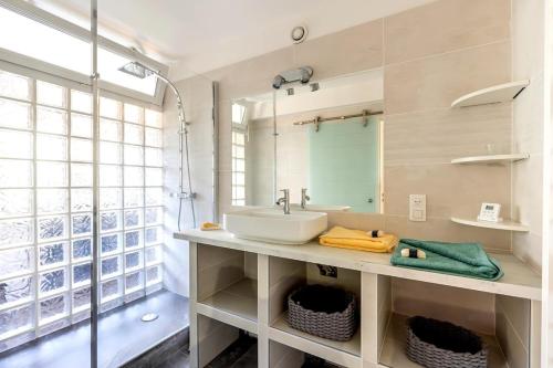 une salle de bain avec un lavabo et un miroir dans l'établissement Chez Line, à Bandol