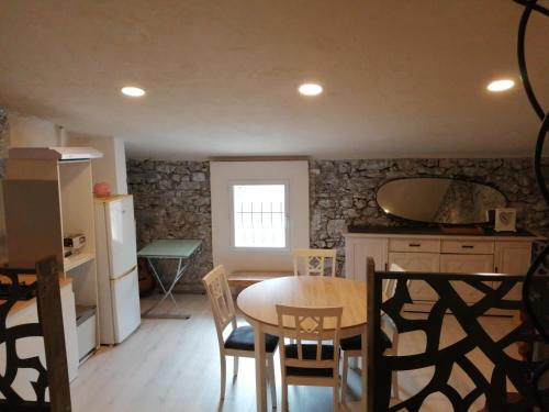 une cuisine avec une table et des chaises dans une pièce dans l'établissement Les glycines, au Cannet-des-Maures