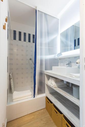 une salle de bain avec douche et lavabo dans l'établissement Le Perchoir, avec parking, face aux Thermes, à Luchon