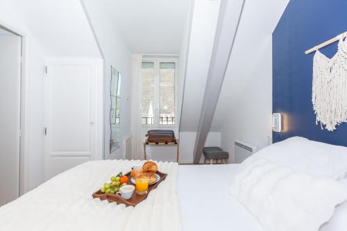 - un plateau de fruits et de boissons sur le lit dans l'établissement Le Perchoir, avec parking, face aux Thermes, à Luchon