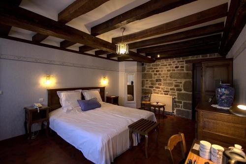 Postel nebo postele na pokoji v ubytování Logis Hôtel Restaurant Manoir De L'Acherie
