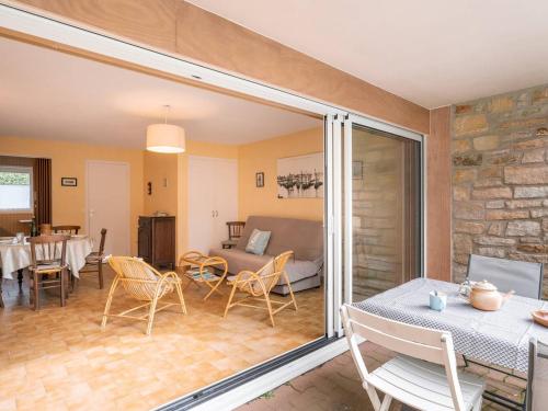 un salon avec une table, des chaises et un canapé dans l'établissement Appartement cosy 2 pièces, 5 pers, à 250m plage, terrasse et jardin, garage inclus, Carnac - FR-1-477-94, à Carnac