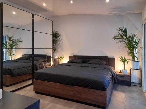 En eller flere senge i et værelse på Suite de luxe avec Spa