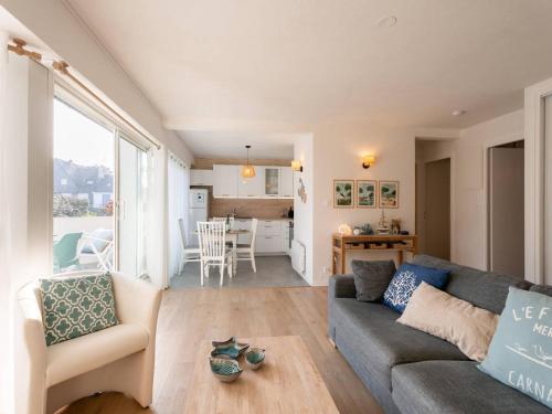 un salon avec un canapé et une table dans l'établissement Bel appart 3 pièces à 150m de la plage, balcon sud, garage, pour 6 pers. - FR-1-477-206, à Carnac