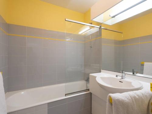 une salle de bain avec un lavabo, une baignoire et un miroir dans l'établissement Carnac Plage: Grand T3 58m² avec Wifi et Parking - FR-1-477-133, à Carnac