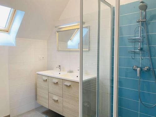 une salle de bain avec un lavabo et une douche dans l'établissement Maison spacieuse, plage à 200m, Trégastel - FR-1-542-6, à Trégastel
