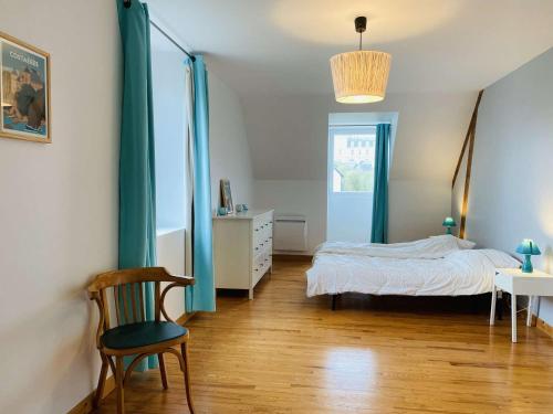une chambre avec un lit, une chaise et une table dans l'établissement Maison spacieuse, plage à 200m, Trégastel - FR-1-542-6, à Trégastel