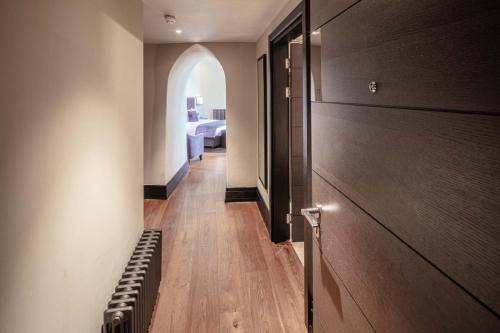 Una cama o camas en una habitación de Twr y Felin Hotel