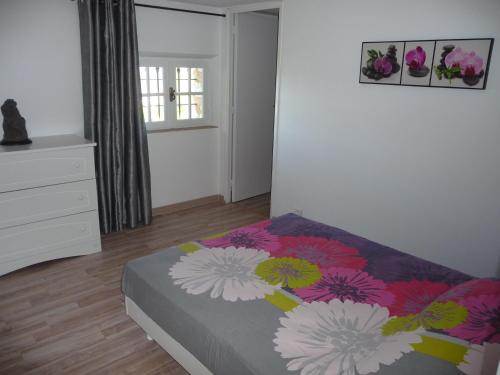 Un dormitorio con una cama con flores. en Appartement Castagniers, en Castagniers