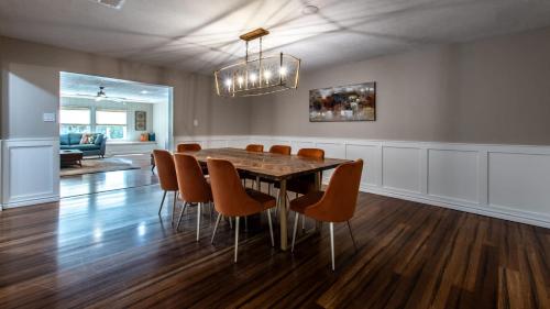 una sala da pranzo con tavolo e sedie di Ocean View Splendor a Corpus Christi