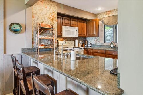 Η κουζίνα ή μικρή κουζίνα στο New- Resort villa- 2Bedroom 3Bath unit Golf Pools