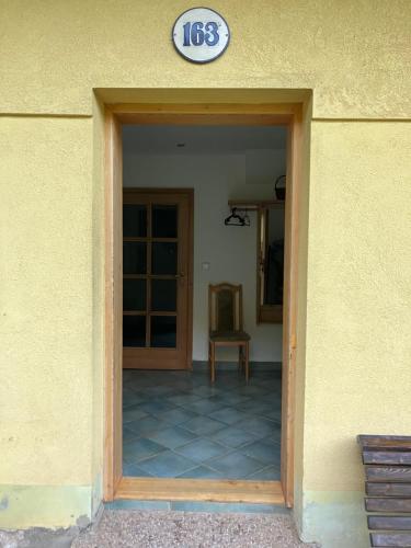 La fachada o entrada de Chalupa Vošmenda