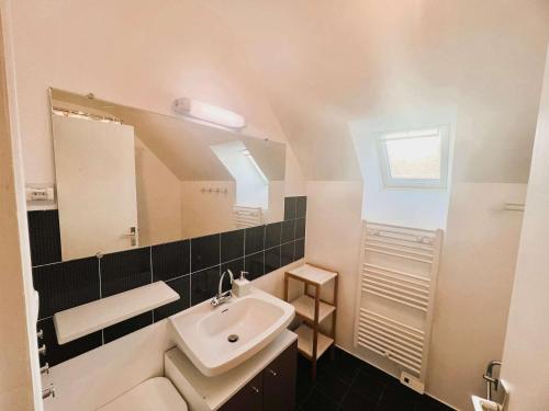 a bathroom with a sink and a mirror at Maison lumineuse avec jardin entre plages de Cap-Coz et Beg-Meil, proche activités nautiques - FR-1-481-173 in Fouesnant