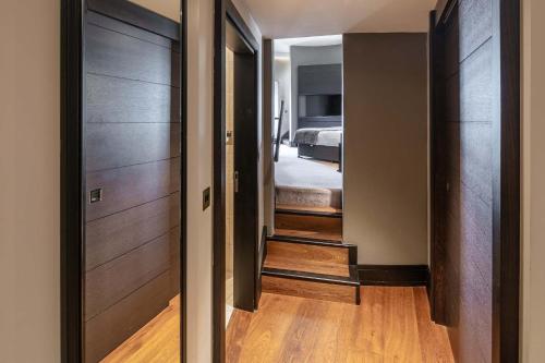 Una cama o camas en una habitación de Twr y Felin Hotel