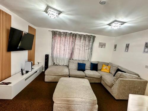 TV a/nebo společenská místnost v ubytování 2Bedroom Gem at Golborne, Warrington with Free Parking - Contractor Friendly