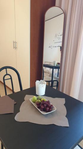 a plate of fruit on top of a table at b&b ALLE AGAVI in Mereto di Capítolo
