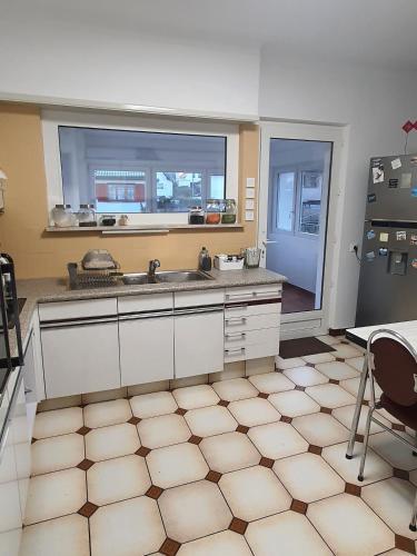 une cuisine avec un évier et un plan de travail dans l'établissement Maison Calme quartier central, à Haguenau