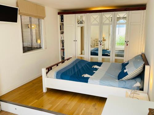 une chambre avec un grand lit avec des draps bleus dans l'établissement Beach Villa Des Sablettes, à La Seyne-sur-Mer